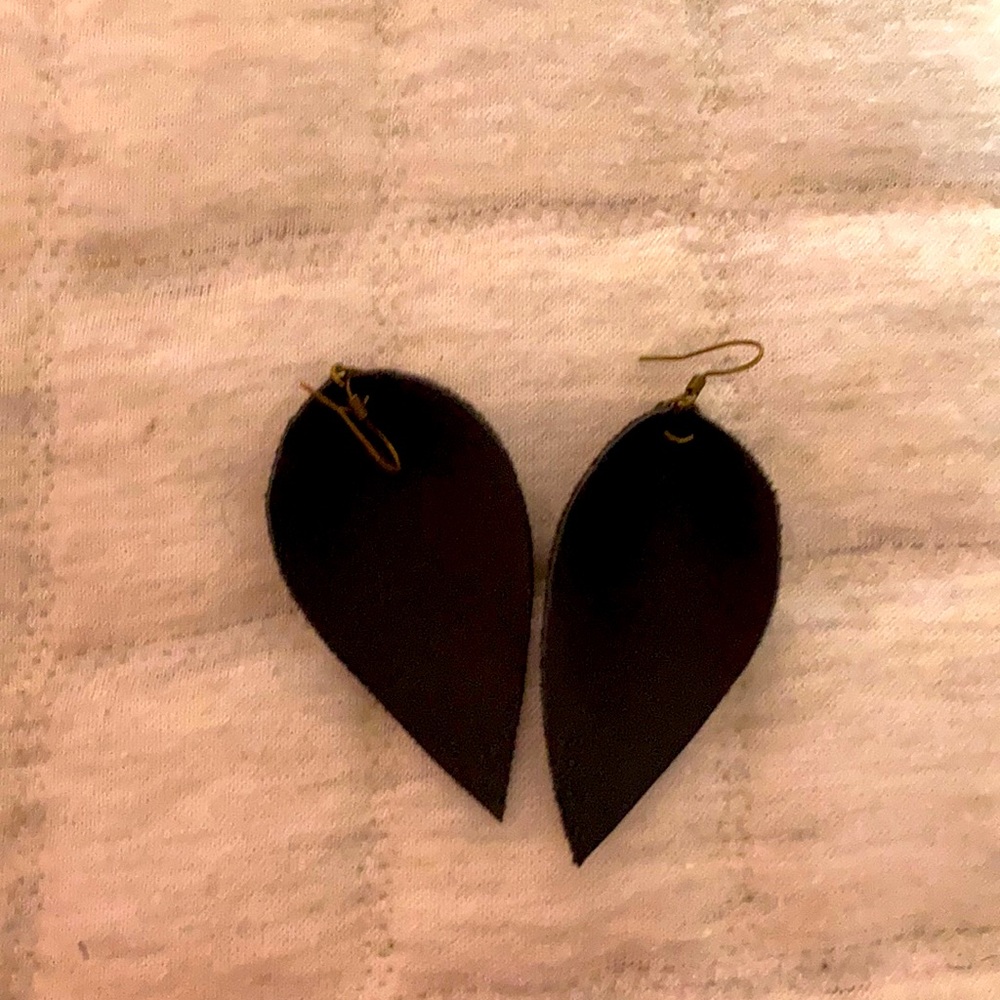 these are black tear drop earrings !